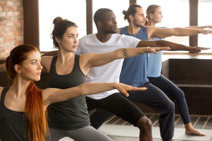 Groupe de personnes faisant du yoga