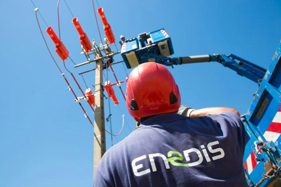Employés Enedis réalisant une intervention sur des cables électriques